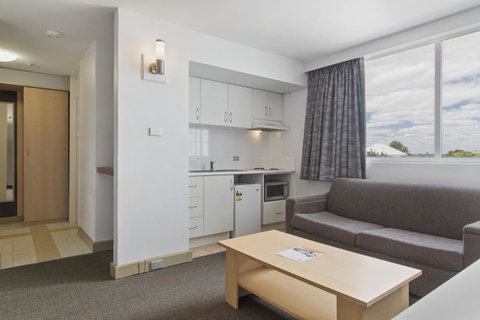 Metro Hotel Perth - Rental Cars 26