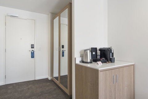 Metro Hotel Perth - Rental Cars 1