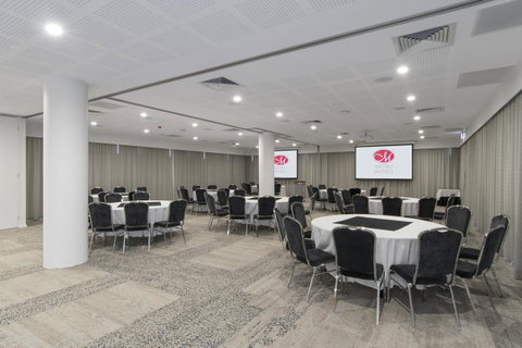 Metro Hotel Perth - Rental Cars 32