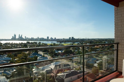 Metro Hotel Perth - Rental Cars 6