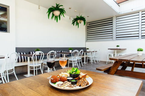 Coniston Hotel Wollongong - Rental Cars 10