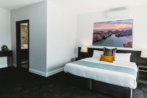 Coniston Hotel Wollongong - Rental Cars 2