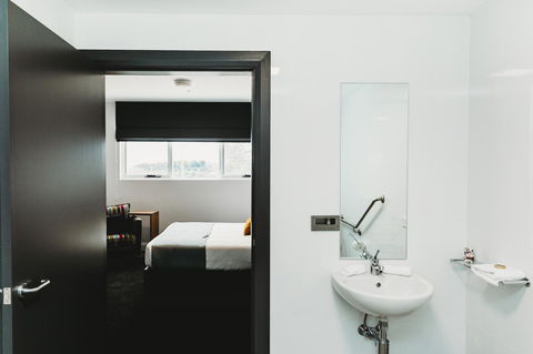 Coniston Hotel Wollongong - Rental Cars 27