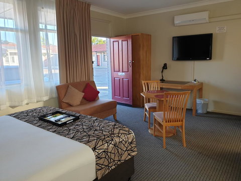 Best Western Endeavour Motel - Rental Cars 35