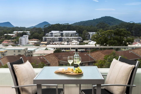 Oaks Nelson Bay Lure Suites - Rental Cars 5