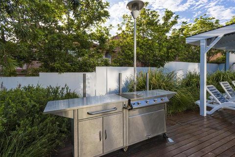 Oaks Nelson Bay Lure Suites - Rental Cars 7