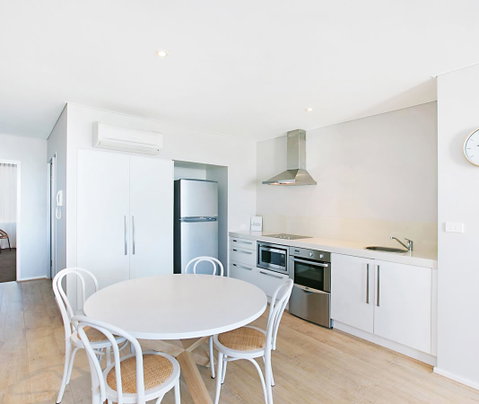 Oaks Nelson Bay Lure Suites - Rental Cars 1