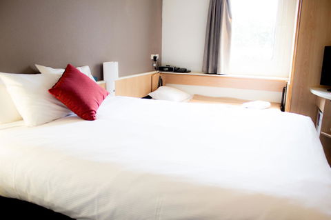 Ibis Newcastle - Rental Cars 2