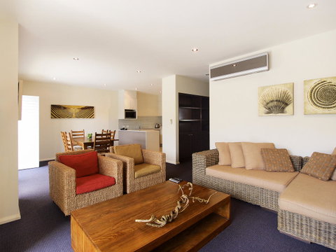 Oaks Port Stephens Pacific Blue Resort - Rental Cars 5