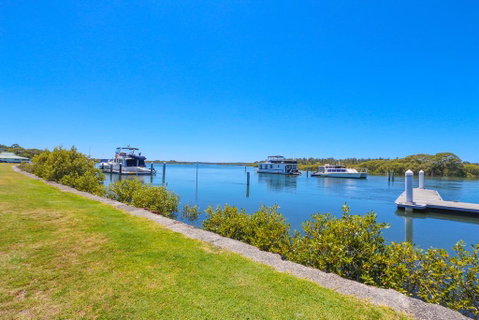 Boathouse Resort (Water Front) - Rental Cars 7