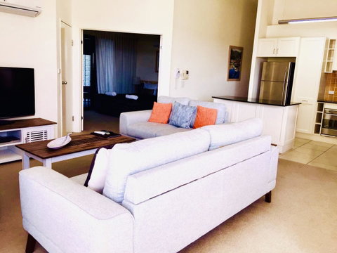 Boathouse Resort (Water Front) - Rental Cars 9