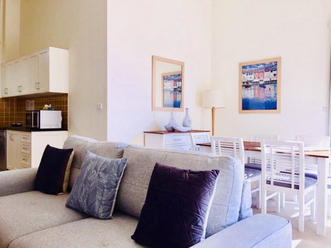 Boathouse Resort (Water Front) - Rental Cars 8