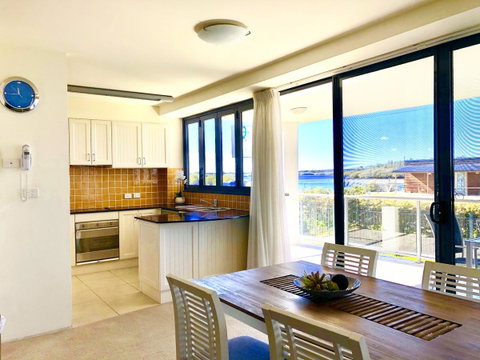 Boathouse Resort (Water Front) - Rental Cars 1
