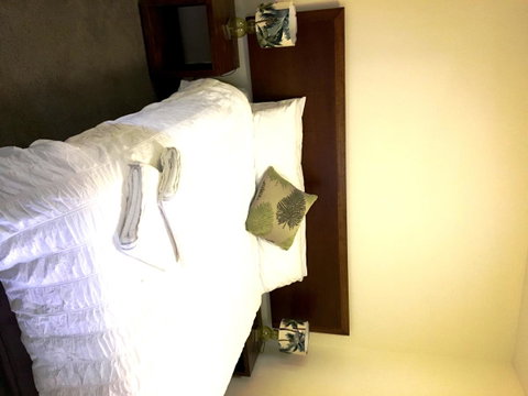 Boathouse Resort (Water Front) - Rental Cars 4