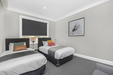 Horse And Jockey Hotel Homebush - Rental Cars 4