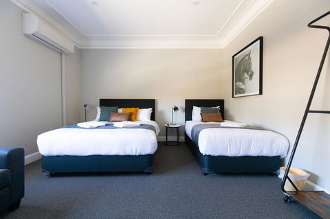 Horse And Jockey Hotel Homebush - Rental Cars 16