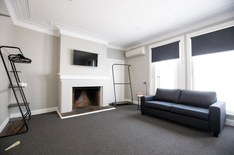 Horse And Jockey Hotel Homebush - Rental Cars 2