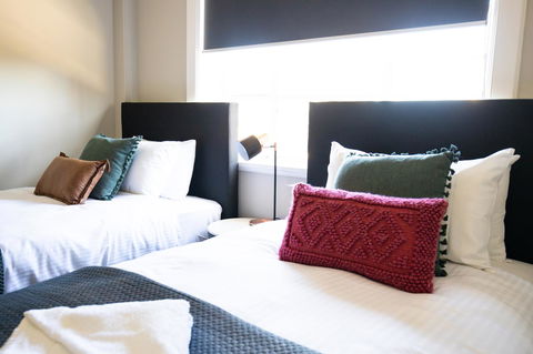 Horse And Jockey Hotel Homebush - Rental Cars 8