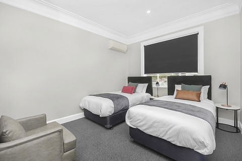 Horse And Jockey Hotel Homebush - Rental Cars 19