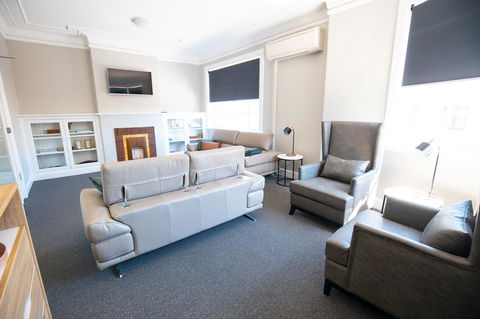 Horse And Jockey Hotel Homebush - Rental Cars 14