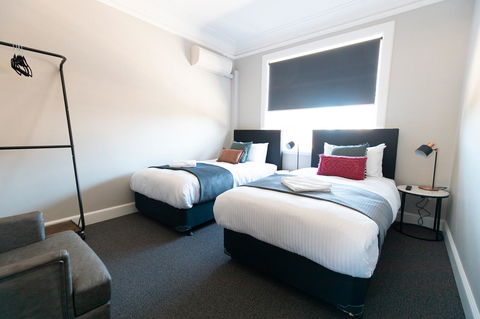 Horse And Jockey Hotel Homebush - Rental Cars 7