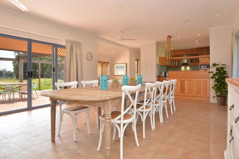 JE Guesthouse, Central To All The Hunter Valley Has To Offer - Rental Cars 0