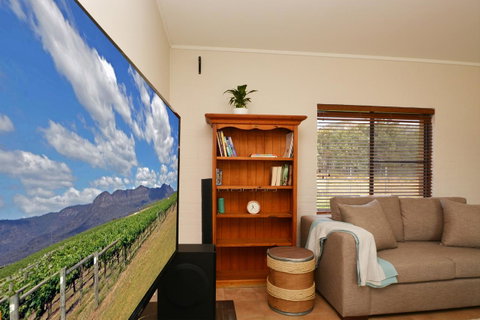 JE Guesthouse, Central To All The Hunter Valley Has To Offer - Rental Cars 5