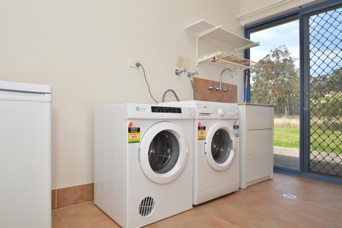 JE Guesthouse, Central To All The Hunter Valley Has To Offer - Rental Cars 38