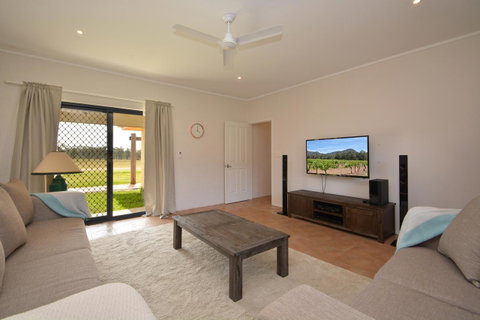 JE Guesthouse, Central To All The Hunter Valley Has To Offer - Rental Cars 4