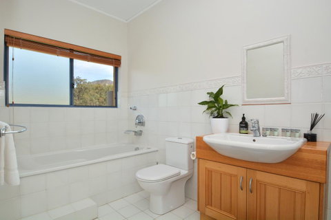 JE Guesthouse, Central To All The Hunter Valley Has To Offer - Rental Cars 23