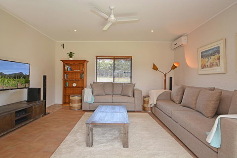 JE Guesthouse, Central To All The Hunter Valley Has To Offer - Rental Cars 3