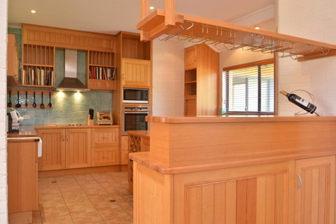 JE Guesthouse, Central To All The Hunter Valley Has To Offer - Rental Cars 11
