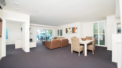 Pacific Blue, Salamander Bay - Rental Cars 1
