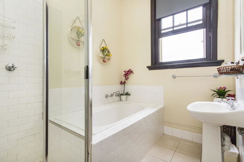 Sydney Harbour Bed And Breakfast - Rental Cars 16