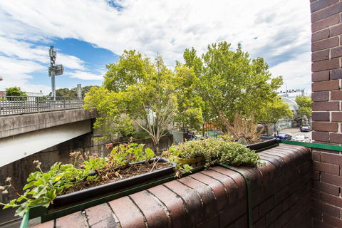 Sydney Harbour Bed And Breakfast - Rental Cars 17