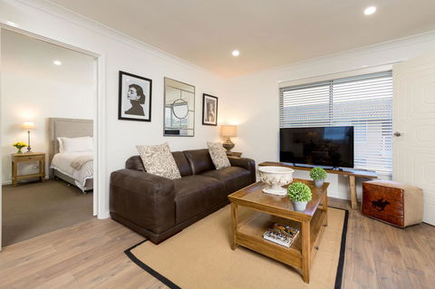 Sleeping In Style - Central & Sophisticated - Rental Cars 0