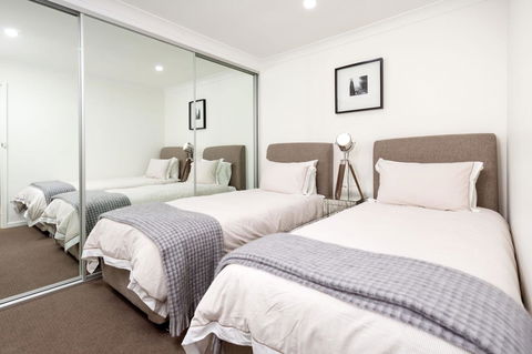 Sleeping In Style - Central & Sophisticated - Rental Cars 7