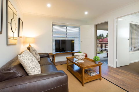 Sleeping In Style - Central & Sophisticated - Rental Cars 5