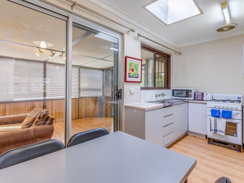 Bright, Neat & Convenient House - Rental Cars 1