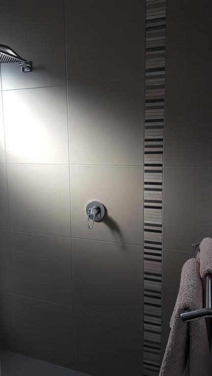Brightwater Room For Rent On The Sunshine Coast - Rental Cars 1