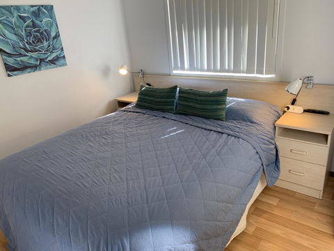 Broadwater Beach Cottage With WiFi - Rental Cars 1
