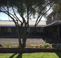 Bryants Motel - Rental Cars