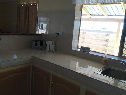 Caretakers Cottage Budget Accommodation - Rental Cars 3