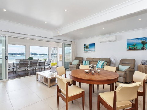 Casa Martins', 219 Foreshore Drive - Absolute Waterfront House - Rental Cars 2