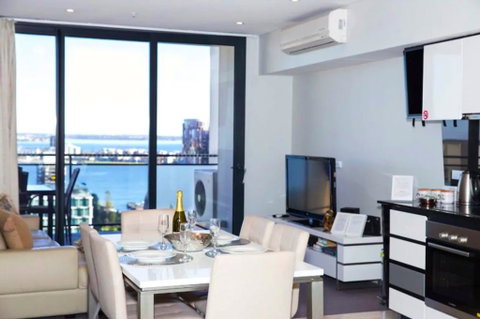 CENTRAL CBD EXEC STUNNING VIEW WIFI NETFLIX WINE - Rental Cars 1