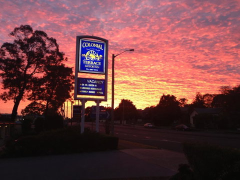 Colonial Terrace Motor Inn - Rental Cars 2