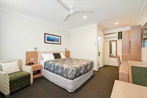 Colonial Terrace Motor Inn - Rental Cars 3