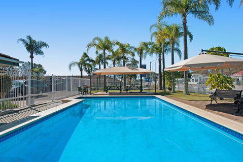 Colonial Terrace Motor Inn - Rental Cars 1