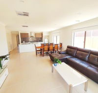 Comfortable 5BR House 6mins to Werribee Station.Great Ocean Road tourist stopover - Rental Cars