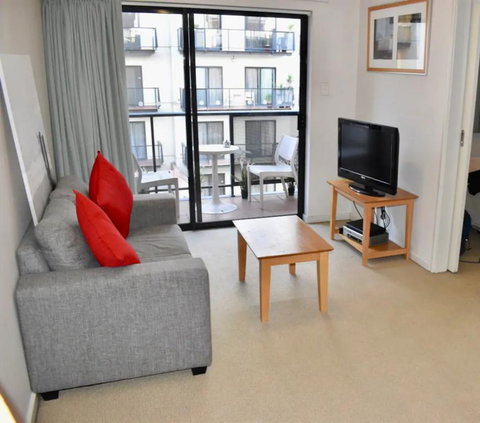 Convenient City Apartment With Pool Gym And Tennis Court - Rental Cars 0